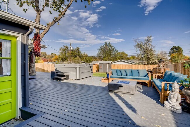 Building Photo - Updated Edgewater Home with Backyard Oasis