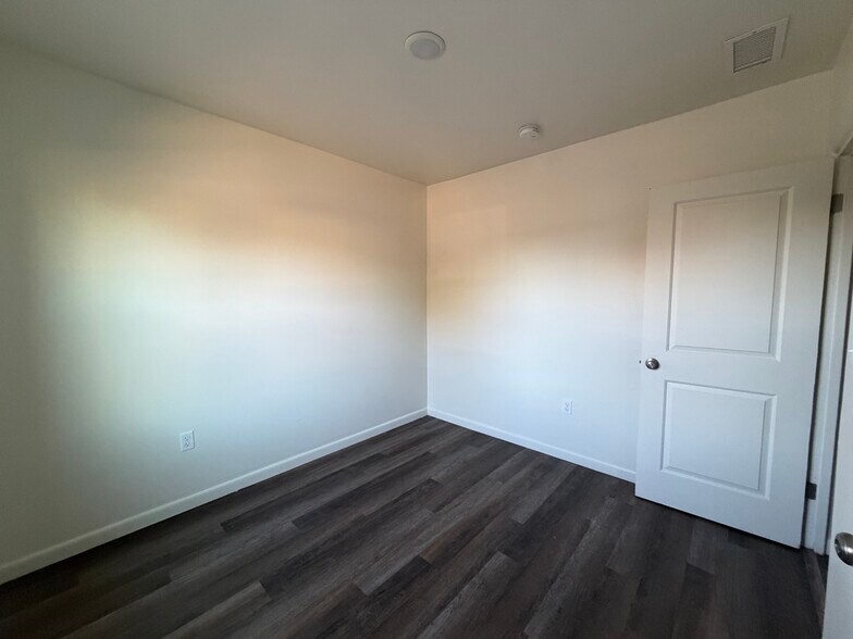 Building Photo - 216 Veranda Rd NW