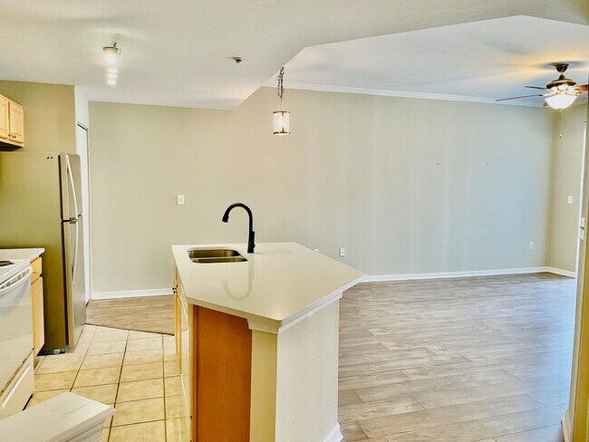 Building Photo - 425 S Villa San Marco Dr