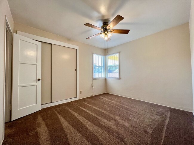 Building Photo - Large 3 Bedroom 2 Bath Home