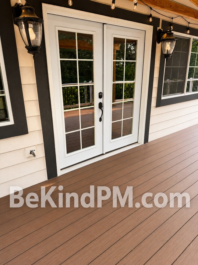 Building Photo - Spacious, Bright & Pet Friendly!
