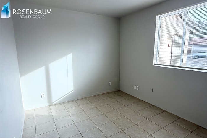 Building Photo - 1702 W Shangri La Rd