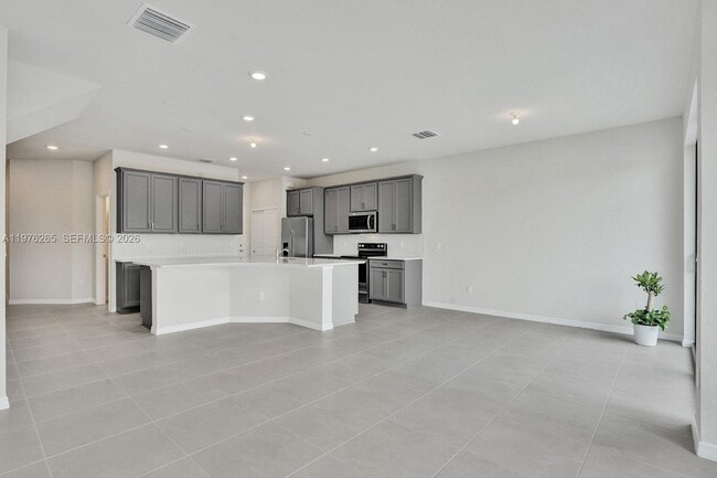 Building Photo - 2202 Appleton Cir S