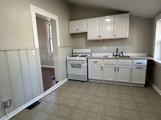 Building Photo - 627 S 19th St