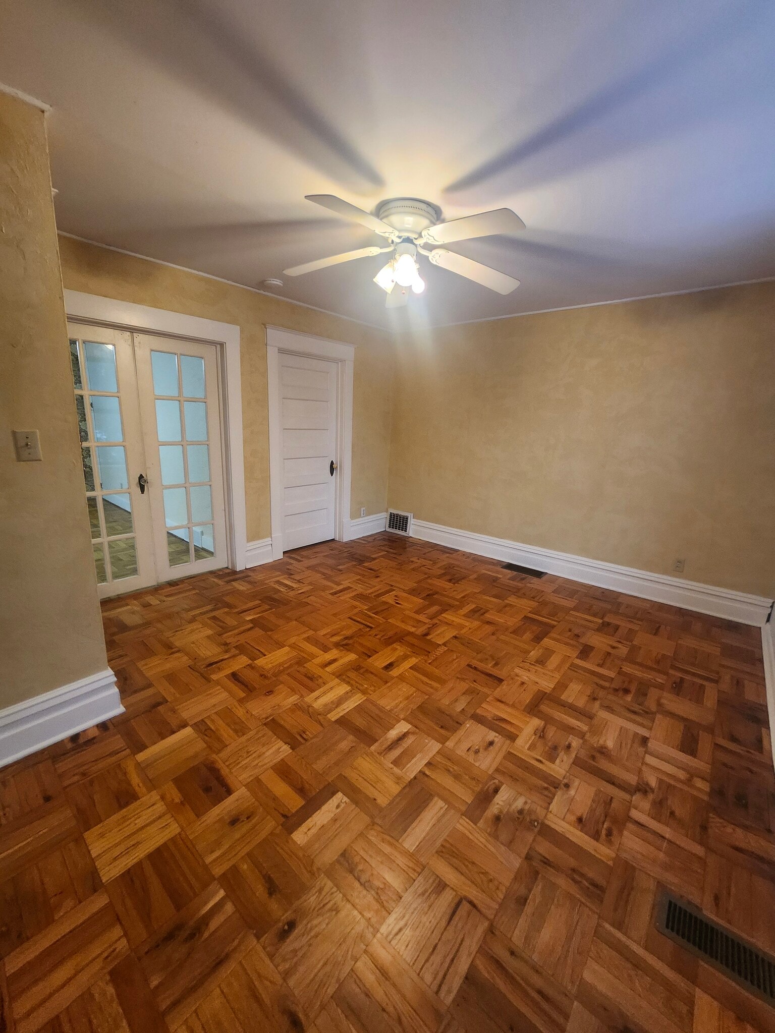 Building Photo - 796 Larpenteur Ave W