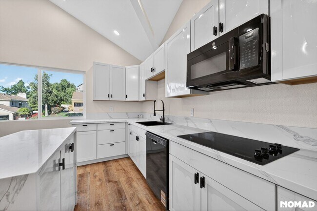 Building Photo - Bright & Modern 2-Bed Home with Ocean Glimpses in Prime Vista Location