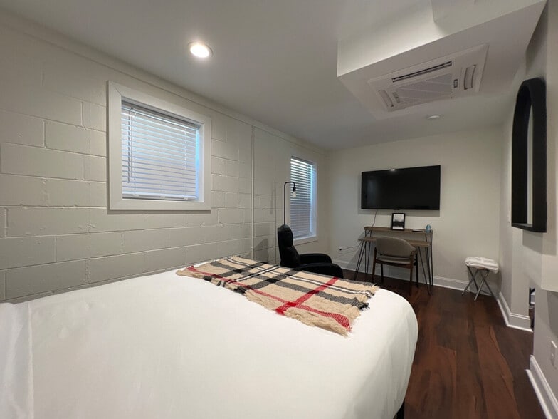 Building Photo - 107 David St