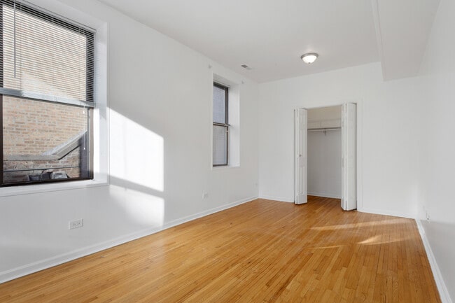 Building Photo - 3320 W Diversey Ave