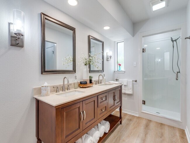 Building Photo - 2310 Oakwood Ln