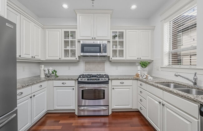 Building Photo - 619 SW Foresta Ter