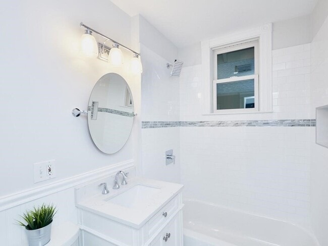 Building Photo - 35 Roseway St