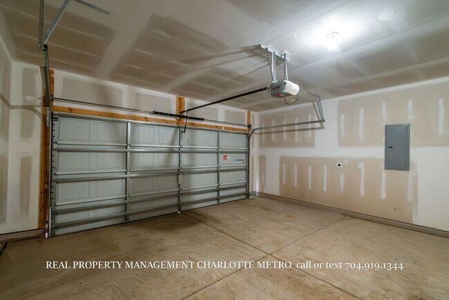 Building Photo - Stunning 4-bedroom, 2.5-bathroom home located in the vibrant city of Charlotte, NC.