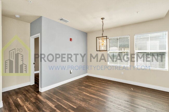 Building Photo - Spacious 2 (or 3!) Bed Condo in Gated Community