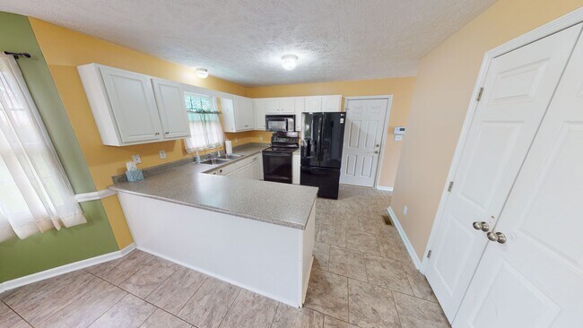 Building Photo - 4 Bedrooms in Sought After Neighborhood & ...