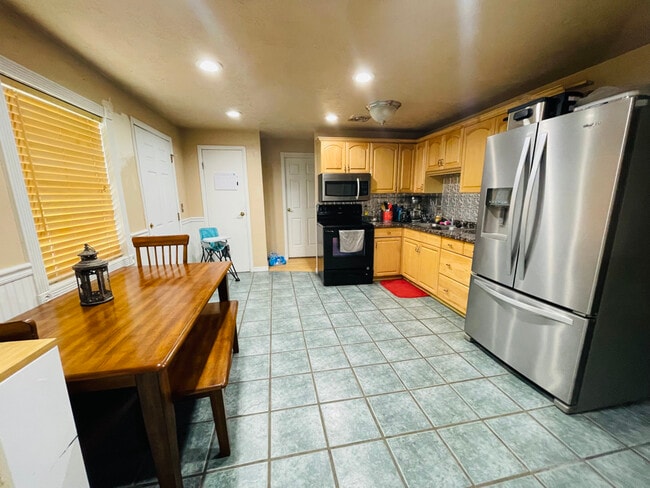 Kitchen - 2682 Southview Plz