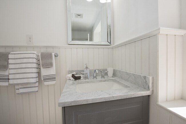 Building Photo - Luxury 4 Bed / 2.5 Bath Home - Great Wayne Location