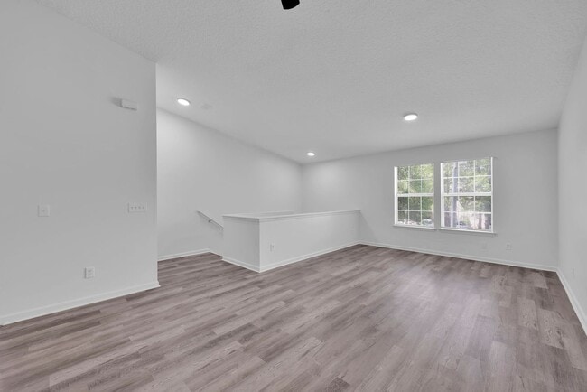Building Photo - FREE RENT FOR THE MONTH OF NOV 25 | RENOVATED 3 BEDROOM 2 BATHS TOWNHOME
