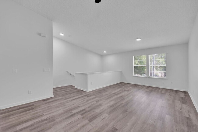 Building Photo - NEWLY RENOVATED 3 BEDROOM 2.5 BATHS TOWNHO...