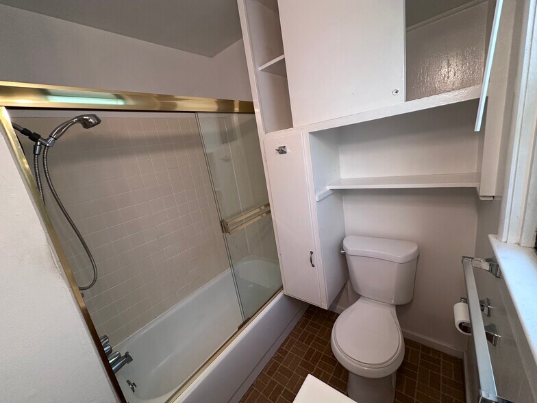 Bathroom - 917 Henrietta St