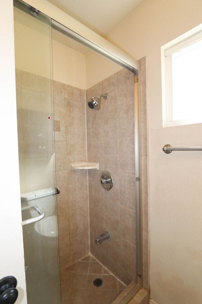 Building Photo - **24210 Sylvan Glen Rd #F Diamond Bar** 2 bedroom 2 bath Townhouse !!