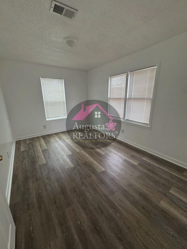 Building Photo - 703 Ash St