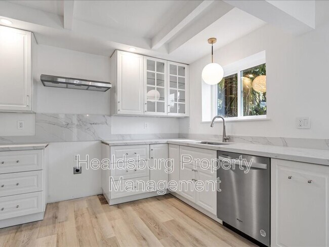 Building Photo - 2054 Madrone Ave