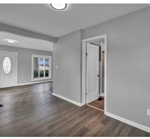 Building Photo - 204 Grove Ave