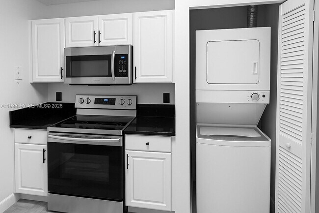 Building Photo - 649 E Sheridan St