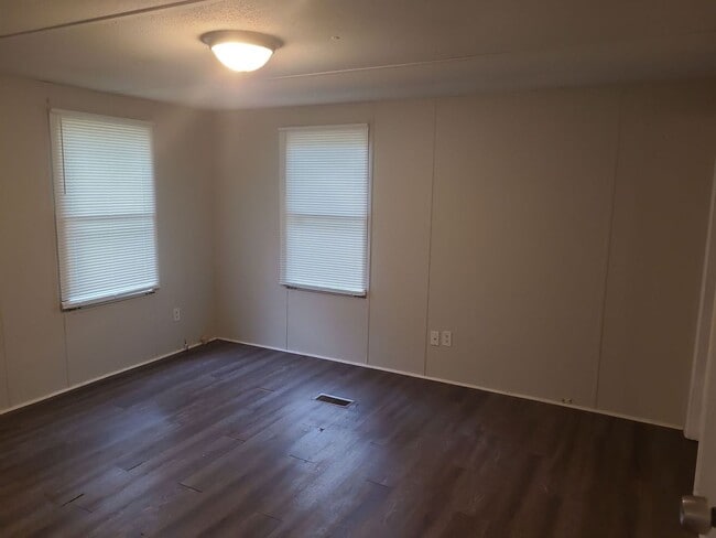 Building Photo - 3 Bedroom 2 Bathroom with a partially fenc...