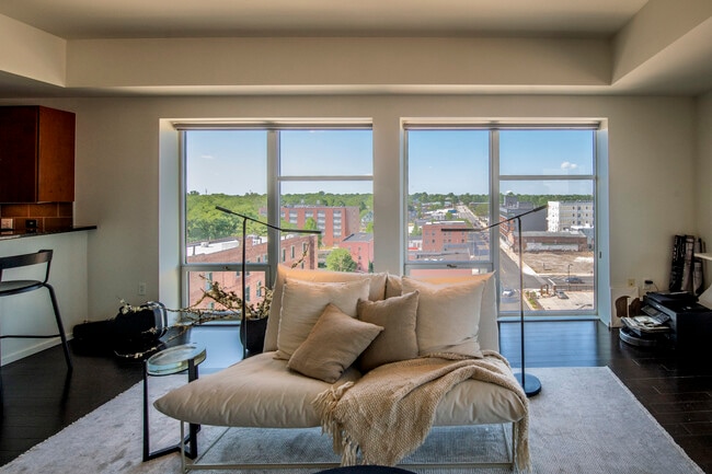 Building Photo - 301 N Neil St