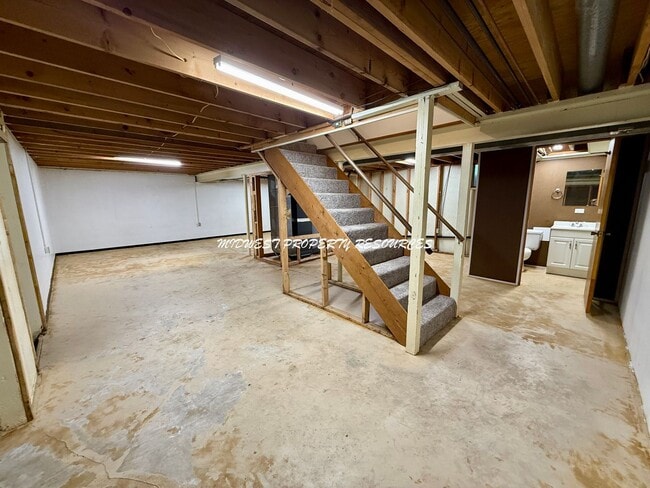 Building Photo - Beautiful 2 Bedroom Duplex - Fresh & Clean!
