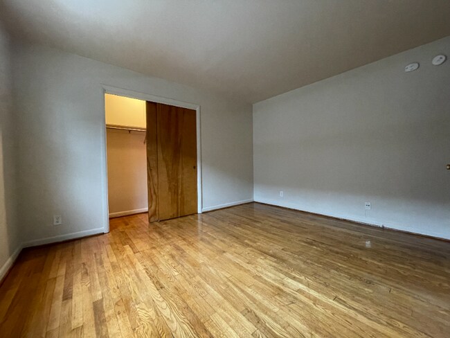 Building Photo - 1500 King Ave