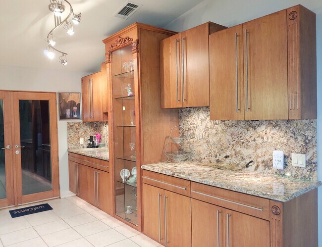 Beautiful Built-Ins - 42505 Rancho Mirage Ln