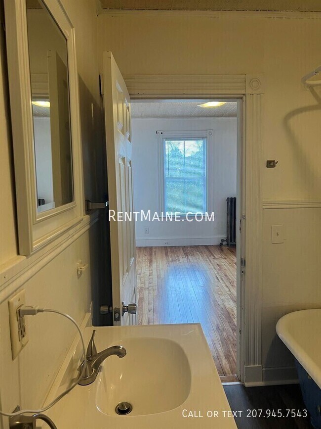 Building Photo - 591 Main St