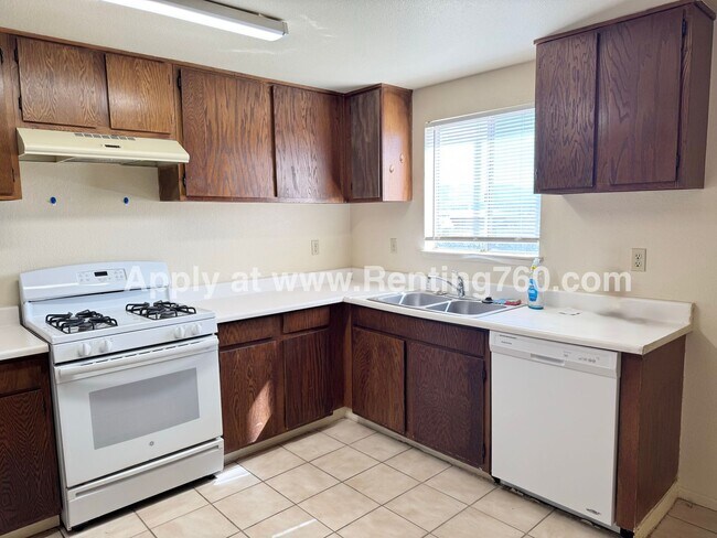 Building Photo - Spacious 2 Bed 1 Bath Home With Indoor Lau...
