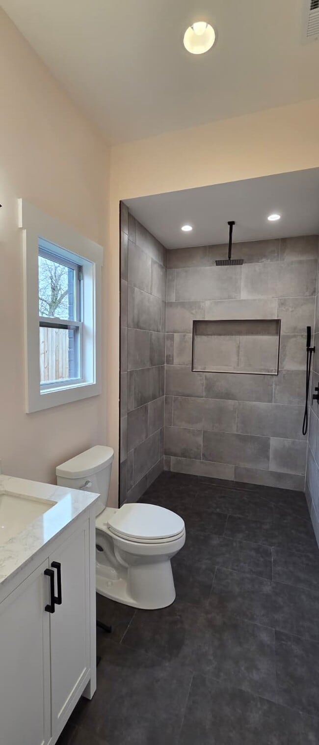 Building Photo - 111 Twin Oak Dr