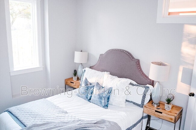 Building Photo - 2156 Byrum Ave