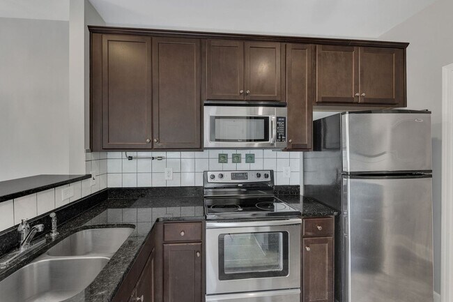 Building Photo - Stylish Condo with Balcony Views in South Nashville