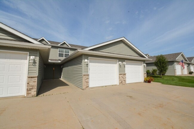 Primary Photo - Cozy 2 Bed, 1.5 Bath Townhome in Stewartvi...