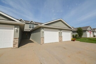 Building Photo - Cozy 2 Bed, 1.5 Bath Townhome in Stewartville, MN