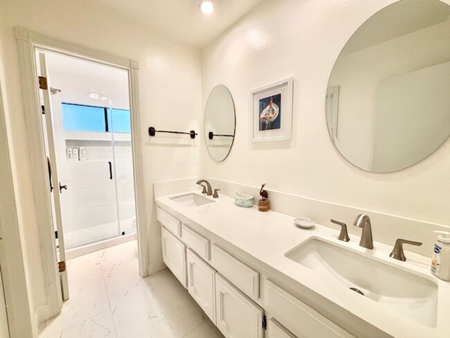 Building Photo - 3949 Ocean Dr