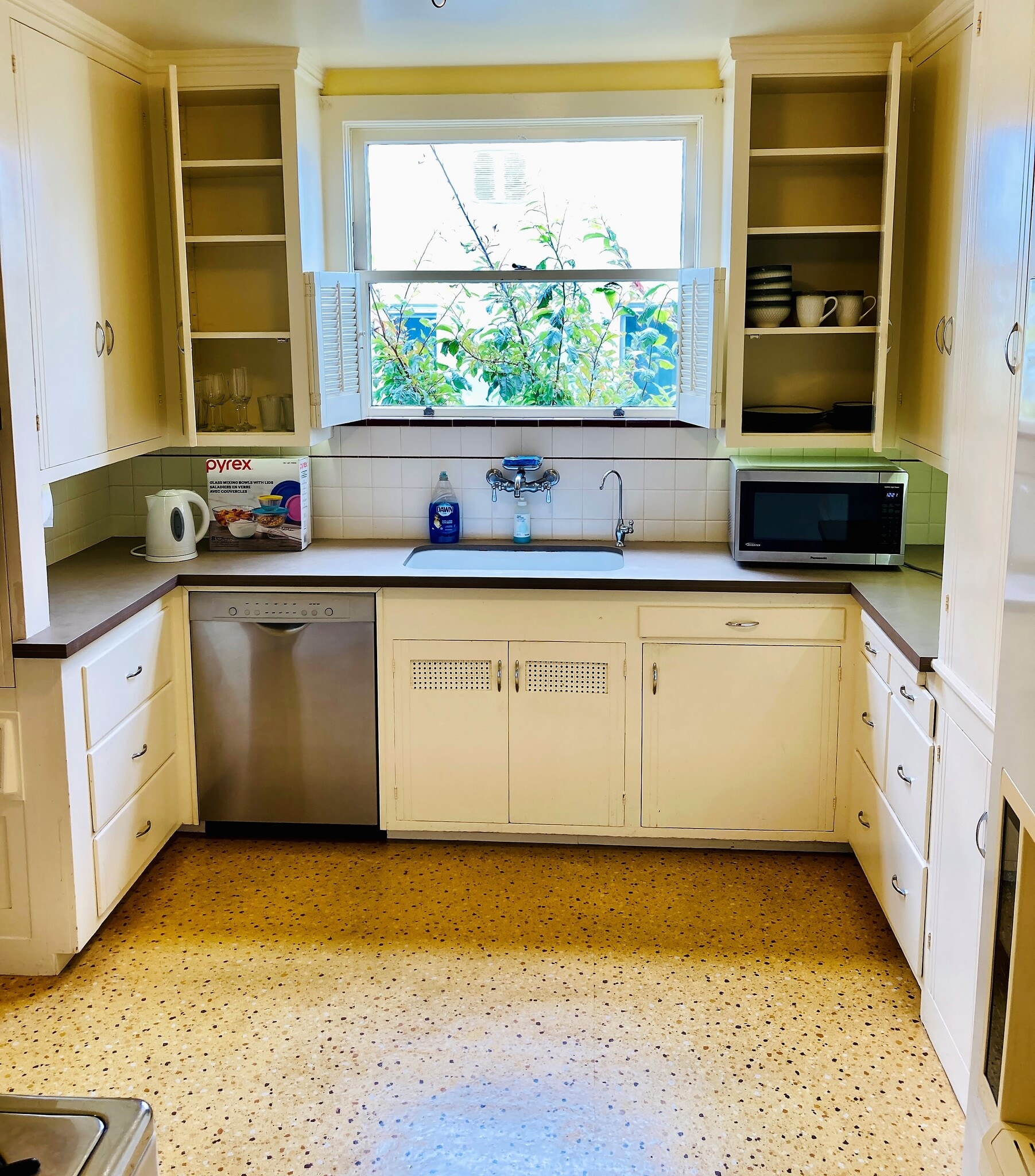 Kitchen - Dishwasher, Microwave, Filtered Water - 2919 23rd Ave