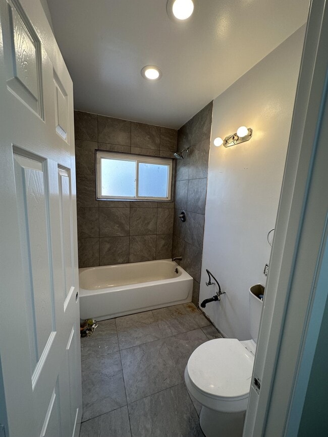 Building Photo - 540 W Elm Ave