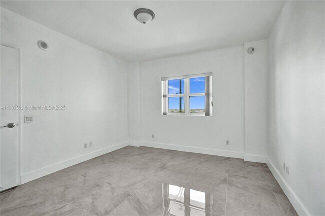 Building Photo - 14951 Royal Oaks Ln