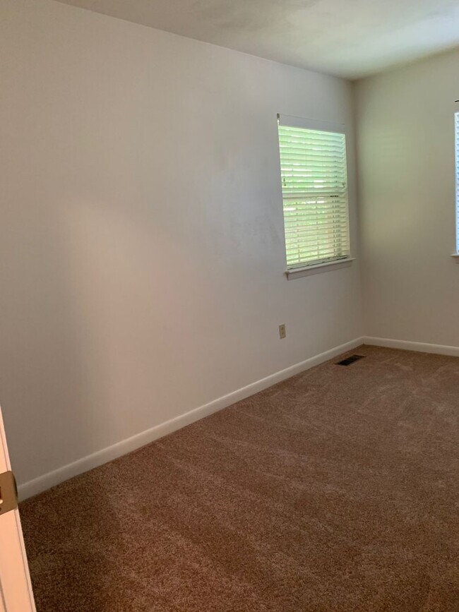 Building Photo - 2 Bedroom 1.5 Bath Townhouse