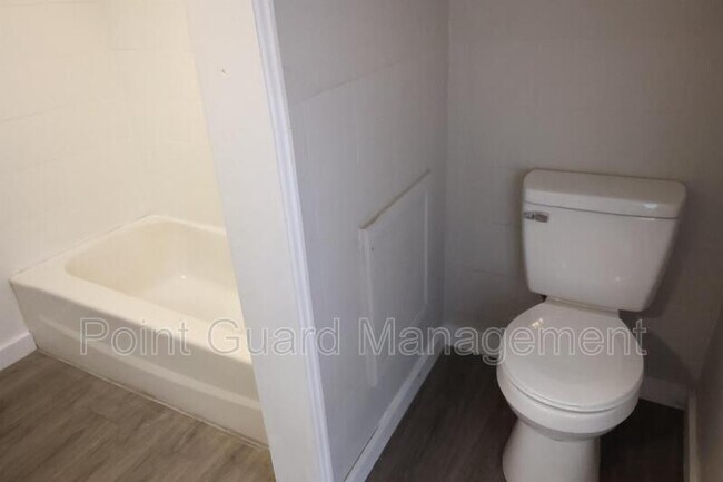 Building Photo - 1453 N Topeka Ave