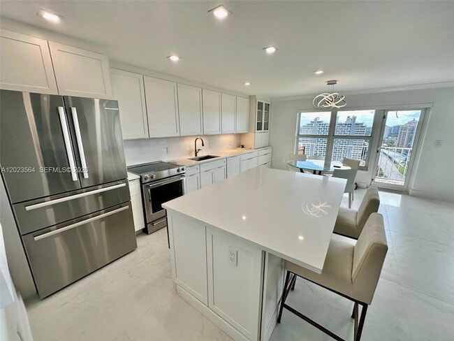 Building Photo - 3000 E Sunrise Blvd