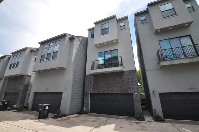 Building Photo - 2616 Riverside Dr