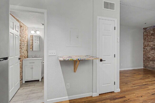 Building Photo - Adorable Studio in 1909 Building! Heart of Capitol Hill