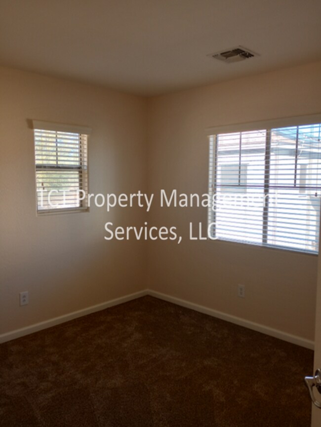 Building Photo - 3 Bed/2.5 Bath Home with Newer Paint, Floo...